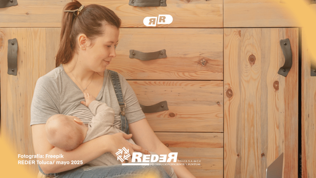 Fotografía de una madre amamantando a su bebé en un entorno cálido y tranquilo.