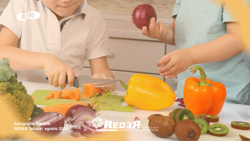 Plato infantil con brócoli, fresas, yogurt, zanahorias y huevo, en cocina familiar