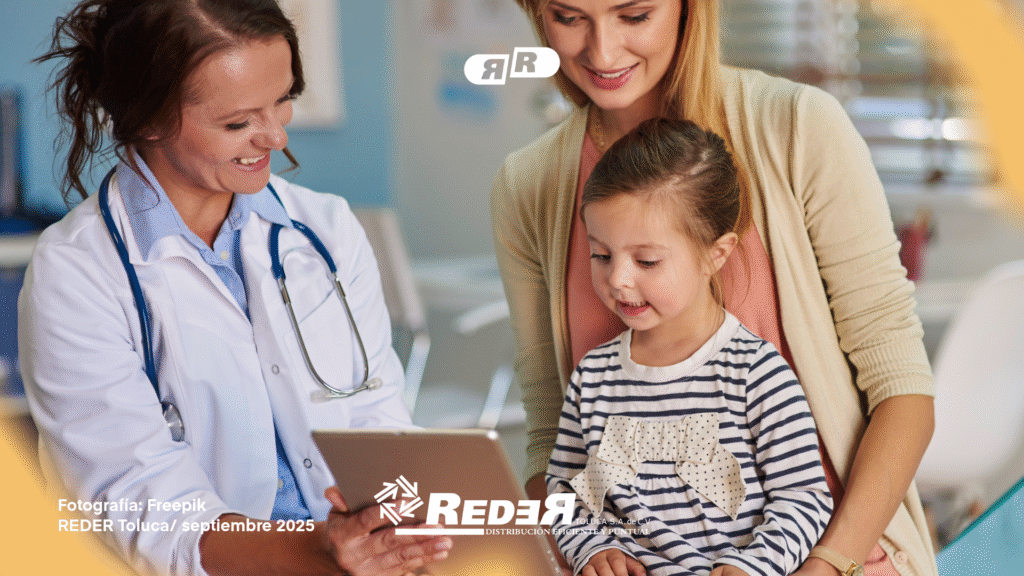 Pediatra revisando a una niña acompañada de su madre en un consultorio luminoso.