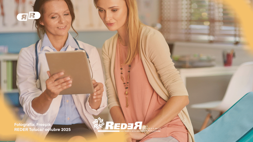 Oncóloga explicando opciones terapéuticas a una paciente con cáncer de mama