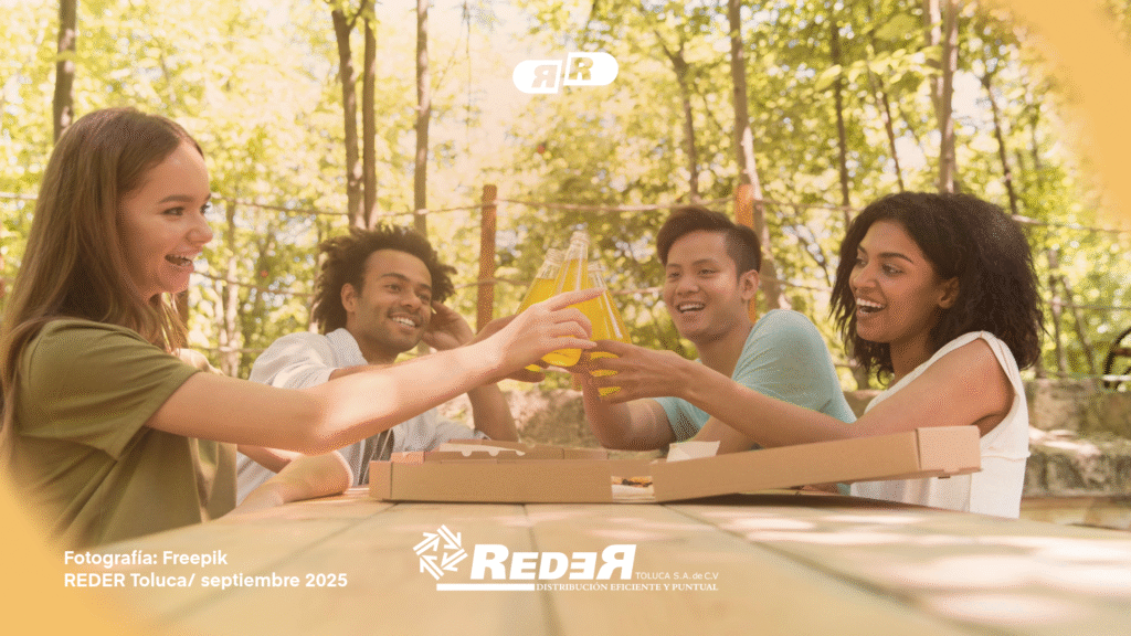 Grupo de jóvenes haciendo ejercicio al aire libre y compartiendo frutas frescas en un parque.