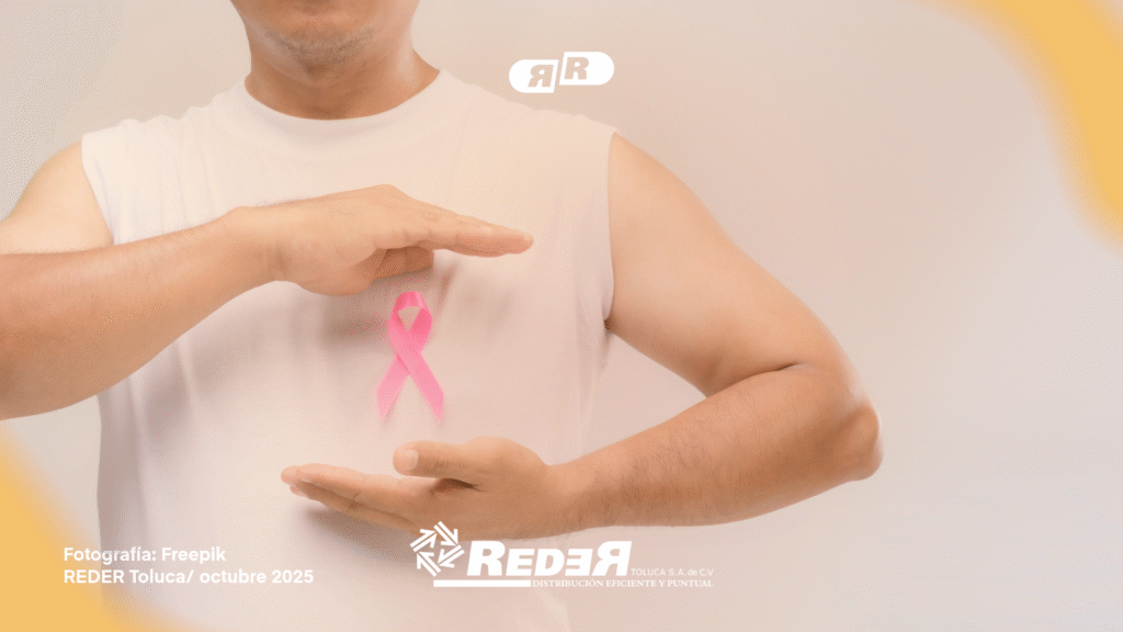 Hombre adulto realizando una autoexploración mamaria frente al espejo.