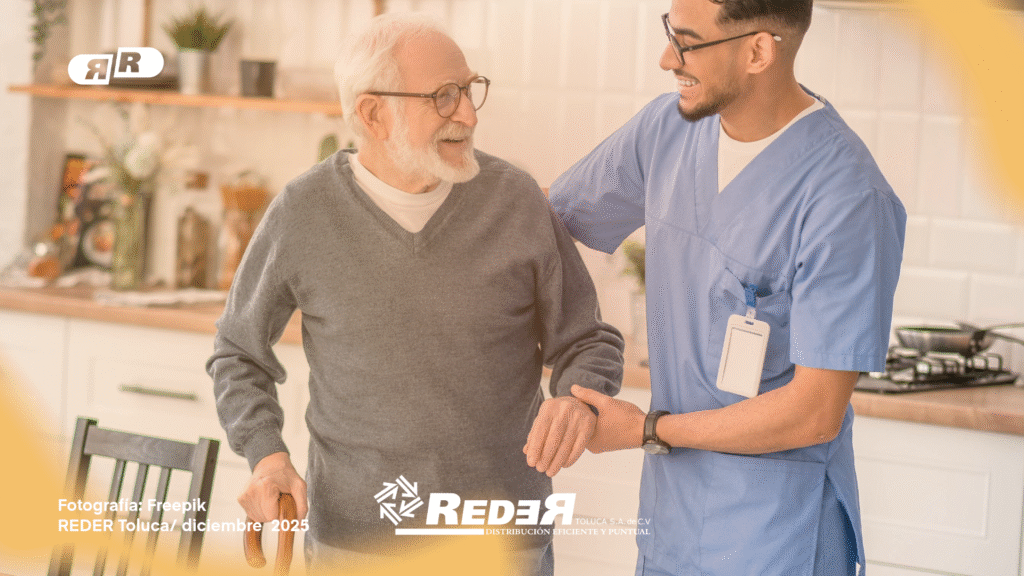 Persona con discapacidad visual recibiendo atención en un espacio de salud accesible