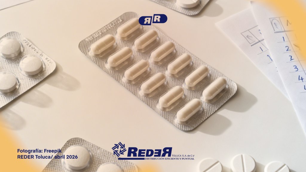 Mano sosteniendo varias tabletas y cápsulas farmacéuticas que representan medicamentos genéricos accesibles.